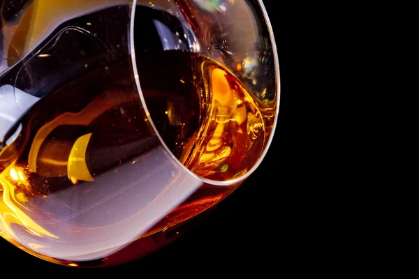 Borrel voor brandy in elegante glas met ruimte voor tekst — Stockfoto