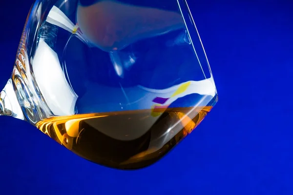 Snifter di brandy in elegante bicchiere con spazio per il testo — Foto Stock
