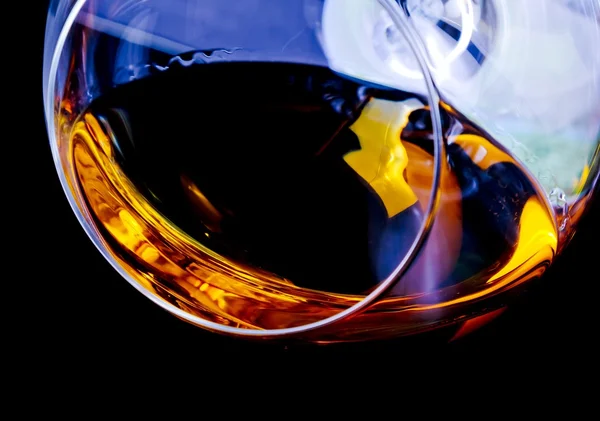 Snifter di brandy in elegante bicchiere con spazio per testo su tinta chiara discoteca blu — Foto Stock