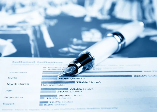 Financial chart and graph near business fountain pen — Stock Photo, Image