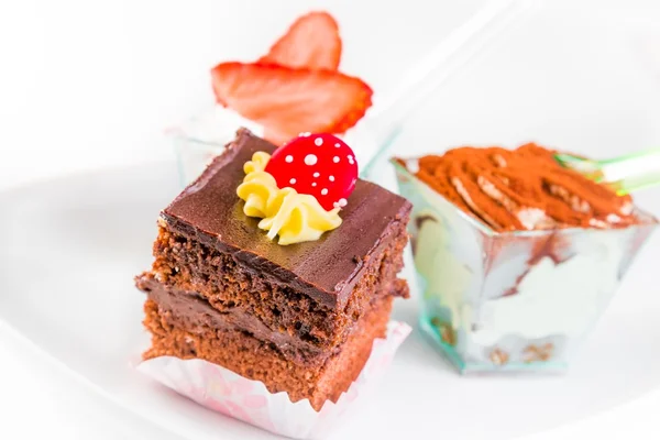 Délicieuse tranche de gâteau au chocolat avec crème et bonbons au sucre — Photo