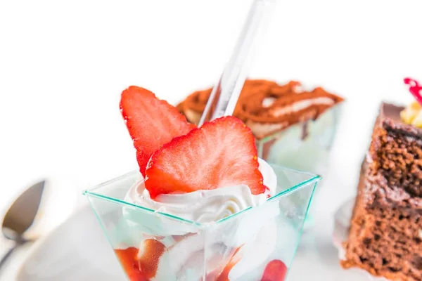 Délicieux gâteau aux fraises avec crème sur blanc — Photo