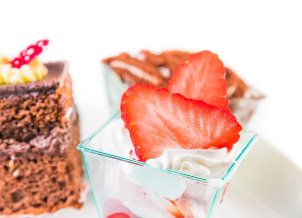 Heerlijke aardbei taart met room op wit — Stockfoto
