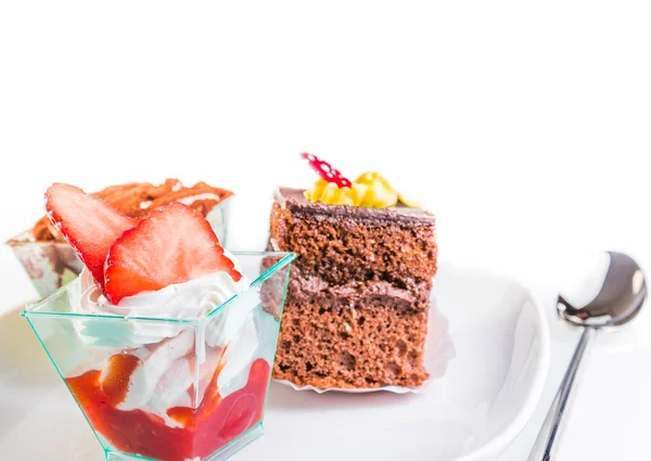 Délicieux gâteau aux fraises avec crème sur blanc — Photo