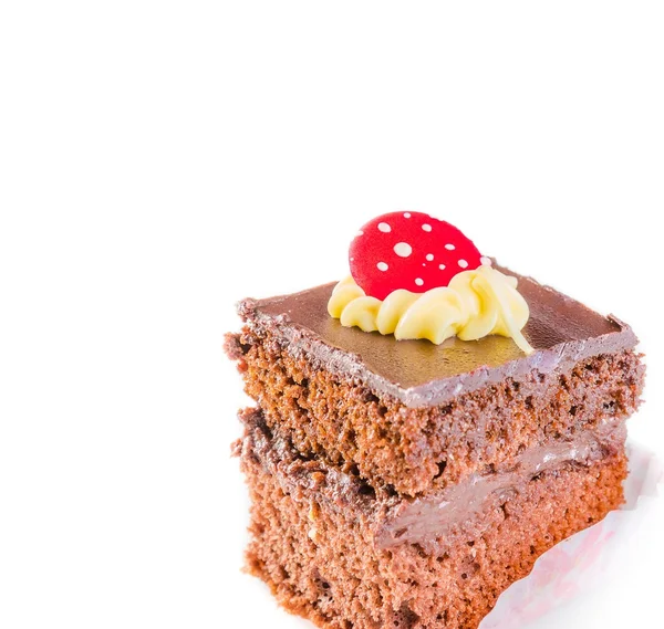 Délicieuse tranche de gâteau au chocolat avec de la crème et des bonbons au sucre sur le dessus — Photo