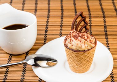 lezzetli küçük kahve pasta çikolata bir fincan kahve yakınındaki ile