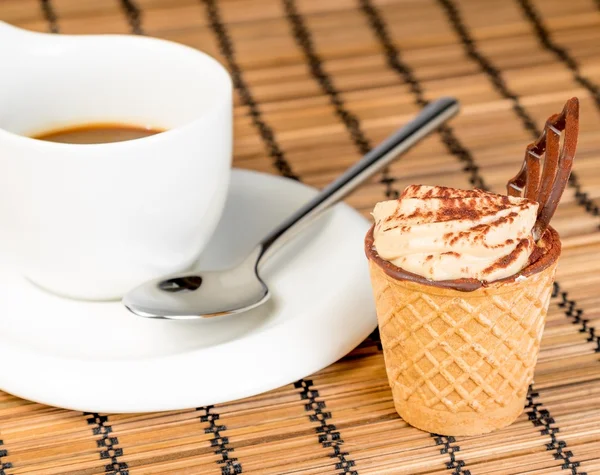 Delicioso bolo de café com chocolate perto de uma xícara de café — Fotografia de Stock