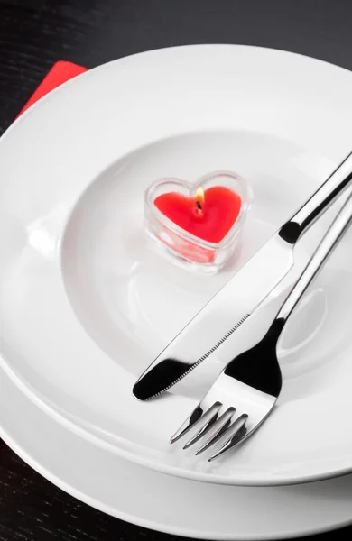 Cena di San Valentino con tavola apparecchiata in rosso ed eleganti ornamenti del cuore — Foto Stock