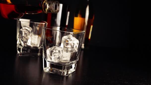 Barman vertiendo whisky en la mesa de bar — Vídeos de Stock