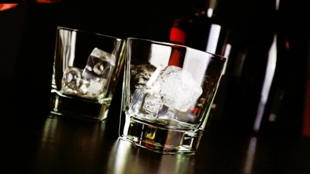 Wylewanie whisky na drewnie bar tabela bar w salonie atmosfera — Wideo stockowe