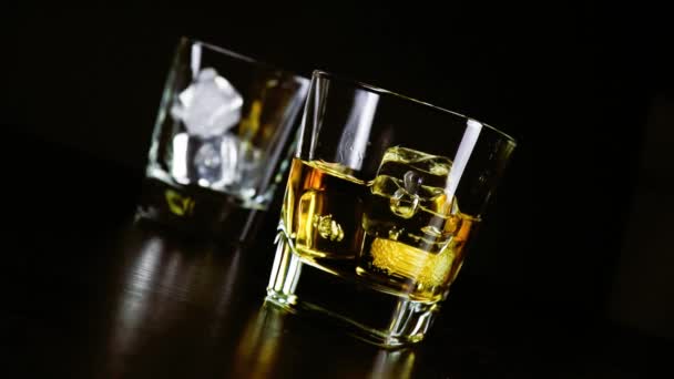 Whisky auf Holztisch in Lounge-Bar-Atmosphäre gießen — Stockvideo