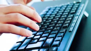 Tipik bir pc klavye teknoloji iş kavramı üzerinde adam