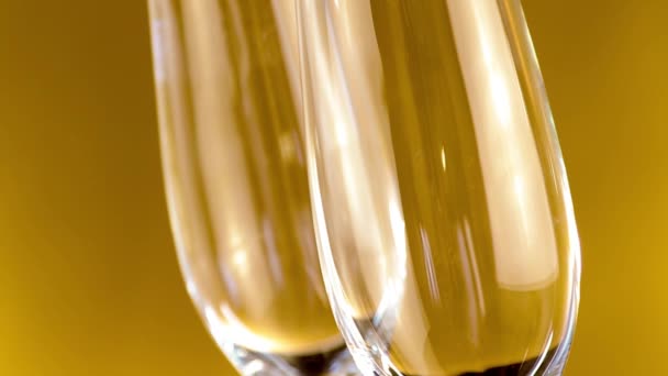 Flauti di champagne con bollicine dorate su fondo dorato — Video Stock