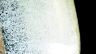 Şampanya flüt siyah zemin üzerine altın kabarcıkları ile içine dökme