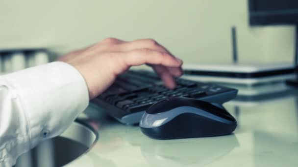 Hombre escribiendo en un teclado de PC y utilizando el ratón — Vídeos de Stock