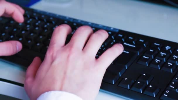 Geschäftsmann tippt auf einer PC-Tastatur, Technologie-Business-Konzept — Stockvideo