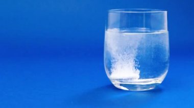 Aspirin ya da efervesan hapı tablet suya düştü