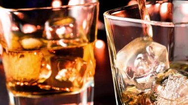 viski masa dökülen barmen