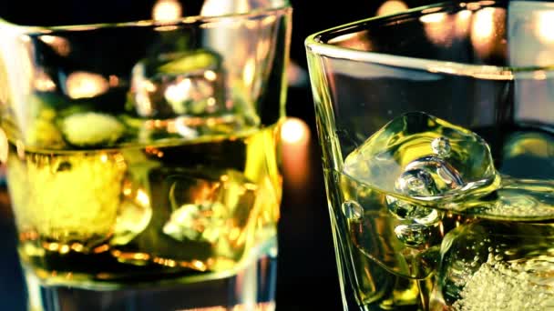 Bartendern hälla whiskey på bar bord och ta dessa — Stockvideo