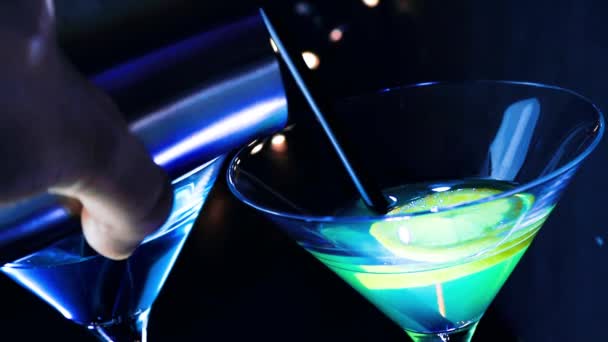 Μπάρμαν ρίψη κοκτέιλ ποτό σε μια ντίσκο μπαρ πίνακα και άνθρωποι λαμβάνουν αυτές, ντίσκο ατμόσφαιρα — Αρχείο Βίντεο
