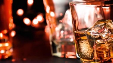 Viski bar şişe sıcak atmosfer yakınındaki tablo dökme