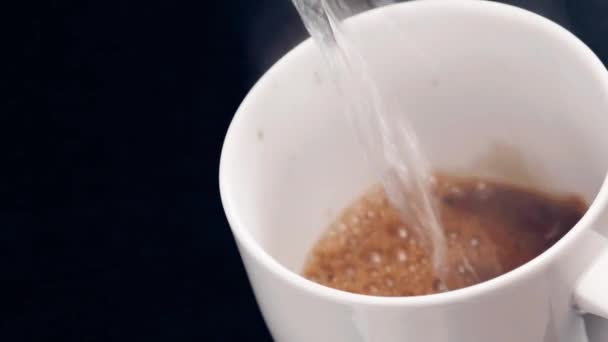 Barman verser café noir chaud dans une tasse sur table en bois noir 