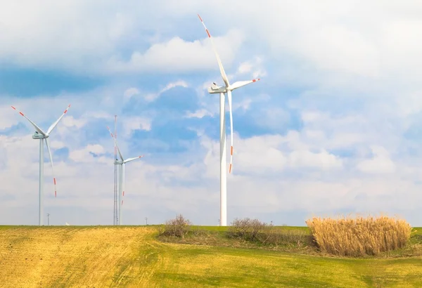 Turbinele cu energie eoliană sunt una dintre cele mai curate, regenerabile surse de energie electrică, sub cerul albastru cu nori albi. — Fotografie, imagine de stoc