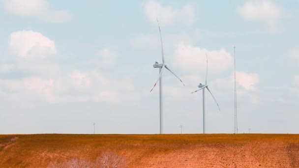 Ветроэнергетические турбины являются одним из самых чистых, возобновляемых источников энергии, под голубым небом с белыми облаками — стоковое видео
