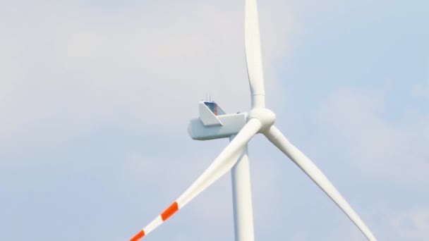 El acercamiento de las turbinas eólicas es una de las fuentes de energía eléctrica más limpias y renovables — Vídeo de stock