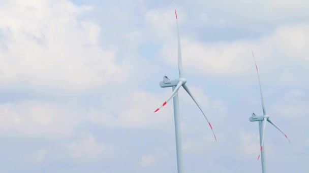 Las turbinas de energía eólica son una de las fuentes de energía eléctrica más limpias y renovables — Vídeo de stock