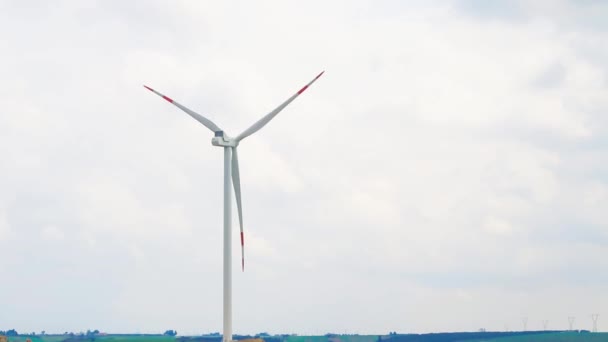 Primer plano de la fuente de energía eléctrica renovable de la turbina eólica — Vídeo de stock