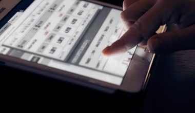 Kadın el dokunaklı tablet bilgisayar pc dokunmatik ekranda iş için mali grafik için parmak kullanma