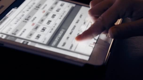 Frau Hand mit dem Finger zum Berühren Tablet-Computer-Touchscreen auf Finanzkarte für Unternehmen — Stockvideo