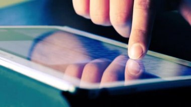 Adam dokunaklı klavye tablet bilgisayar pc dokunmatik ekran, mavi renk stili için parmak kullanma