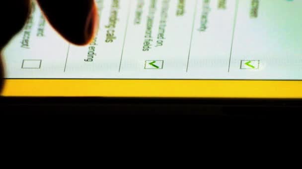 Homme utilisant doigt pour sélectionner les cases à cocher sur tablette PC écran tactile ipad 