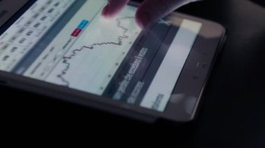 Kadın el dokunaklı tablet bilgisayar pc dokunmatik ekranda iş iş için mali grafik için parmak kullanma