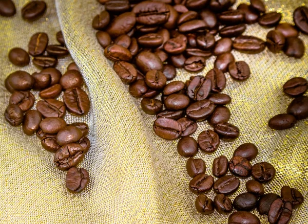 Cima di vista di chicchi di caffè su struttura d'oro — Foto Stock