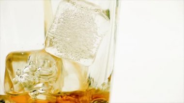 Beyaz arka plan üzerinde yakın çekim dökme viski