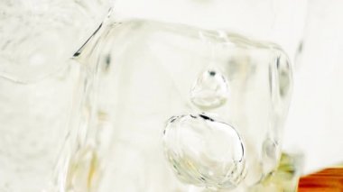 Viski whisy doku arka planı için kullanılan buzlu cam