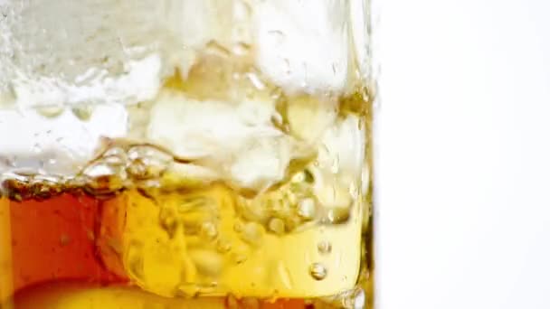 Coca fresca y gaseosa en el vaso con hielo, vista de cerca sobre blanco — Vídeos de Stock