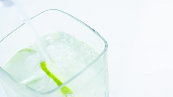 Topo de vista de água espumante fresca no vidro com bolhas e fatia de limão — Vídeo de Stock