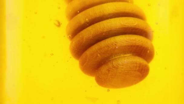 Öppnade honung burk som bakgrund med trä honung — Stockvideo