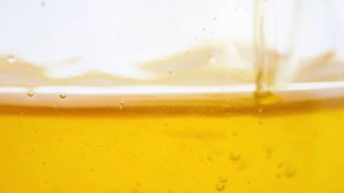 Bal kavanozu ile ahşap bal ayı içinde arka plan olarak