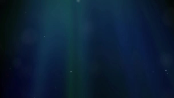 Océano profundo con sol y rayos bajo el agua con partículas y planctónica — Vídeo de stock