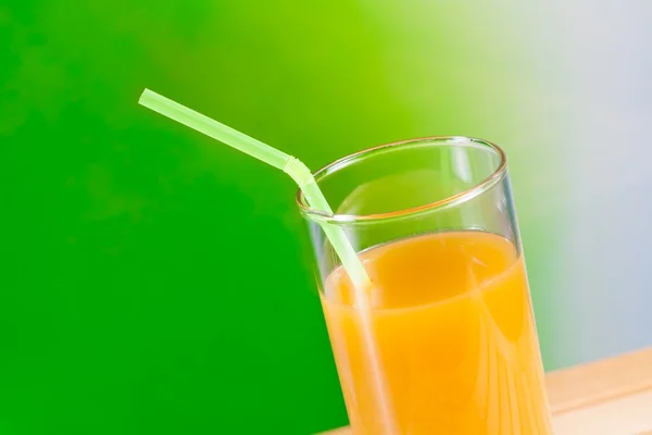 Jus d'orange avec paille sur la table en bois concept nutritionnel — Photo