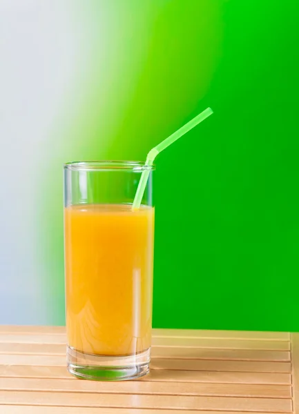 Apelsinjuice med halm på bord av trä näring konceptet — Stockfoto