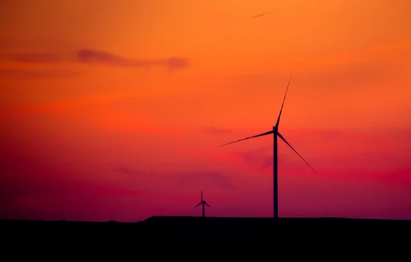 Sylwetka turbin wiatrowych o zachodzie słońca — Zdjęcie stockowe