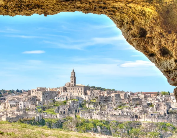 青い空の下ユネスコ イタリア バジリカータ州マテーラの洞窟を介して表示します。 — ストック写真