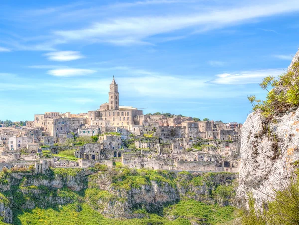 青い空の下ユネスコ イタリア バジリカータ州マテーラのビュー — ストック写真