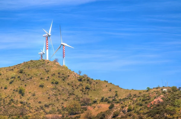 Rüzgar enerjisi türbinleri bir beyaz bulutlar ile mavi gökyüzünün altında en temiz, yenilenebilir elektrik enerji kaynağının vardır — Stok fotoğraf